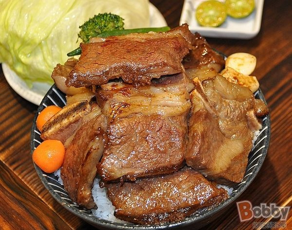 【竹北開丼】燒肉vs丼飯.地表最強的丼飯.堆疊的肉山.大口吃肉超過癮.竹北美食地圖(牛小排肉山丼/爆肉山丼/岩漿起司）