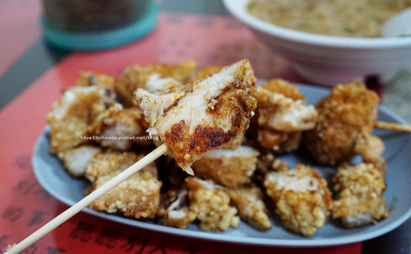 【台中大里】塗城 麻辣大腸麵線雞排花枝丸 - 30年老店.中午就有開了.一直到消夜.雞排厚實好吃.店狗寶妹和妞妞.旁邊是夜市空地