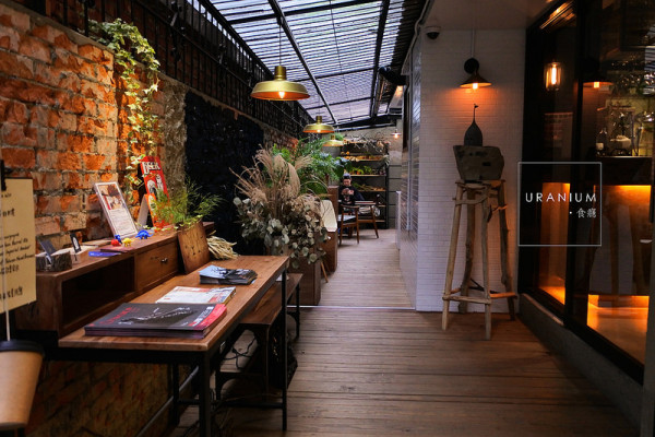 [食癮-下午茶]Uranium cafe-轉角遇見有長廊的設計感咖啡館，除了咖啡還有酒飲/台北市大安區/捷運大安站/復興南路
