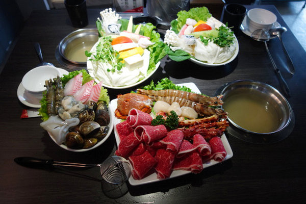 捷運小巨蛋站推薦涮涮鍋 饗吃有間涮涮鍋，衛生、健康、養生，還有附好吃甜點，家庭聚餐、朋友聚會的推薦迷你小火鍋