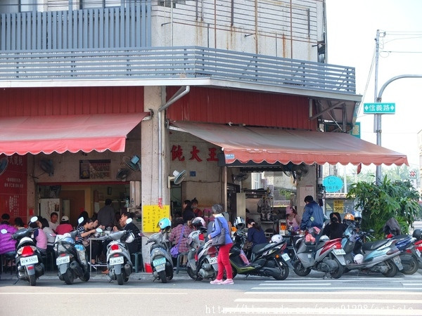 【美食特搜。屏東市】港式餛飩大王。名不虛傳的限量餛飩 甜美爽口又大顆 記得！週休二日放假吃不到喔        
      