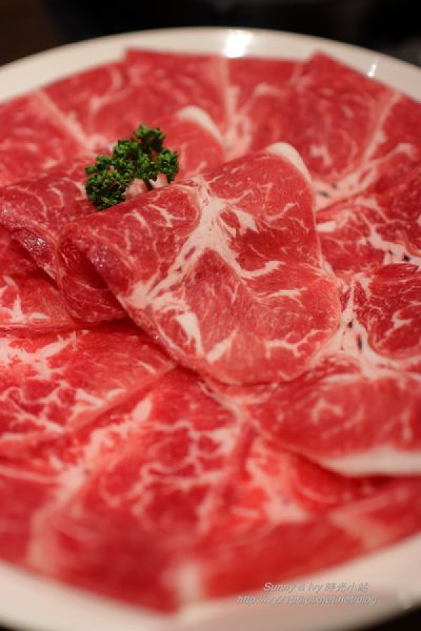 【新北新店食記】非煮不可個人精緻鍋物。特色鍋底黑蒜雞湯越煮越夠味