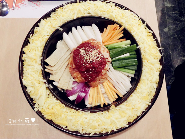 OMAYA春川炒雞(台中崇德店)。韓劇沒關係是愛情啊、未生中出現過的李光洙愛情春川炒雞排鍋一定要嚐的啊!滿滿一圈起司讓你沾得過癮!