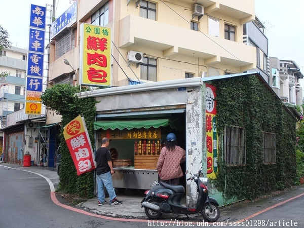 【美食特搜。屏東市】榮記公園橋鮮肉包專賣店。包子饅頭不能錯過 萬年溪旁飄香30年 傳承兩代手工包子店        
      
