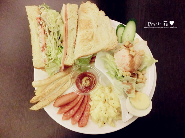 Armin Brunch&Coffee阿曼早午晚餐。超萌店狗法鬥阿曼!豬排咖哩飯超級好吃!早午餐份量足夠!寵物友善餐廳!