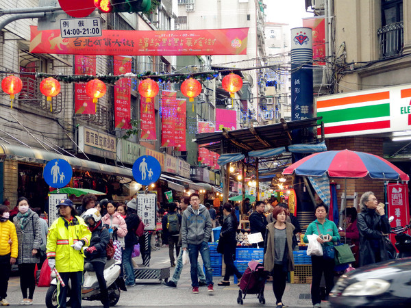 【台北市大同區。年貨大街】 華陰街商圈 2016年貨大街 謹剩幾天 要去要快呦! 營業到2/6 一堆特價商品呢! 美食好物介紹