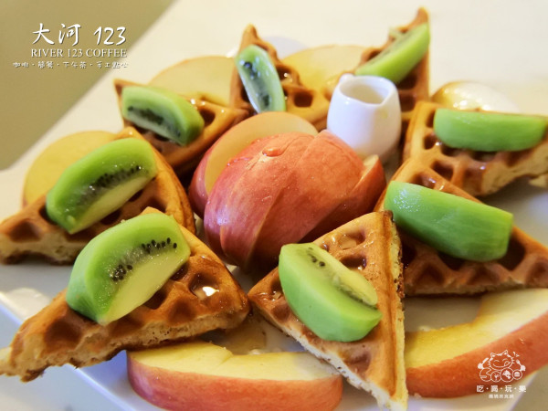 《美食推薦》【桃園八德】大河123咖啡。八德隱藏版巷弄美食 平價下午茶 早午餐 咖啡簡餐 手工餅乾/甜點 超推雞蛋沙拉火腿 咖哩雞腿排飯 奶香德式義大利麵 蜂蜜水果鬆餅 桃園八德必吃美食推薦(文末贈獎