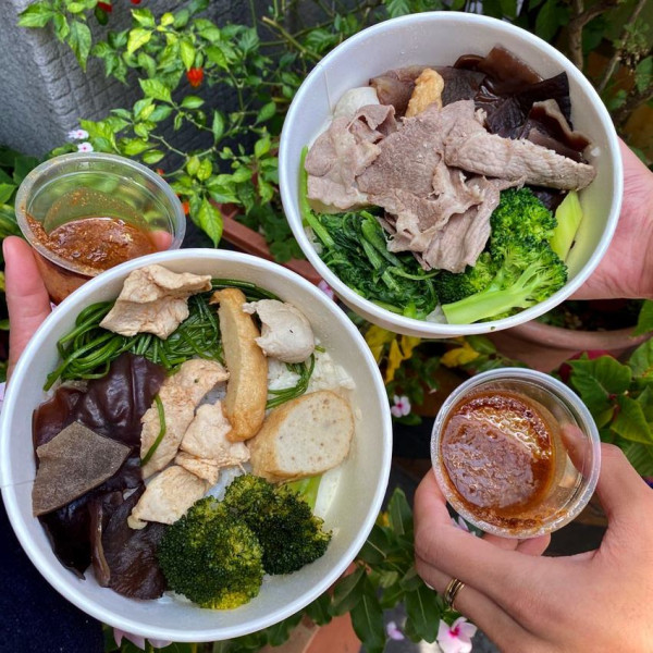 小豪洲沙茶爐-中山旗艦店：平日午餐限定！台南知名沙茶爐火鍋餐廳推出外帶便當啦！一個只要50元｜台南外帶便當.水煮便當 - 進食的巨鼠