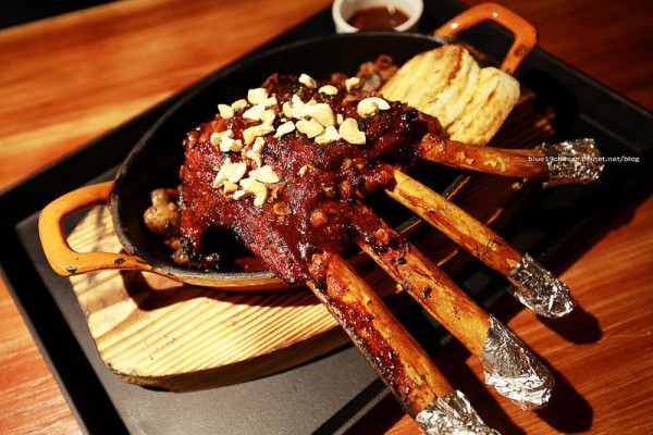 【台中北區】燒肉販店 - 每日限量的煙燻豬肋排丼飯.日式丼飯.搖滾燒肉便當.燒肉米飯組合.炸物.下午時間沒休息.友善寵物.入內需自備外出籠.近科博館