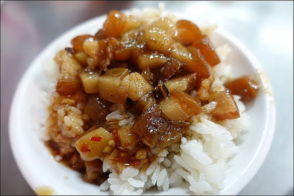 《樹林美食/小姑食記》樹林原汁排骨湯清爽好喝，大口啃排骨爽度高。