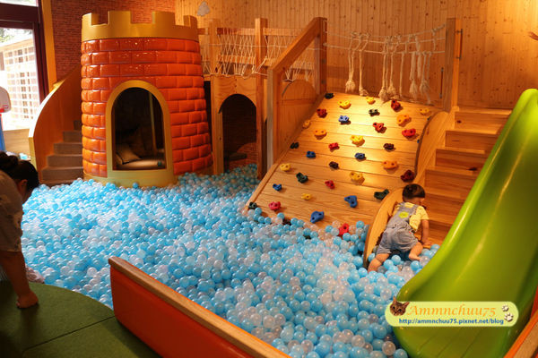 【台北/內湖】城堡✌樹屋☼溜滑梯♫旋轉木馬♪共遊空間♡BossMama親子餐廳♡連老木都愛的歡樂球池
