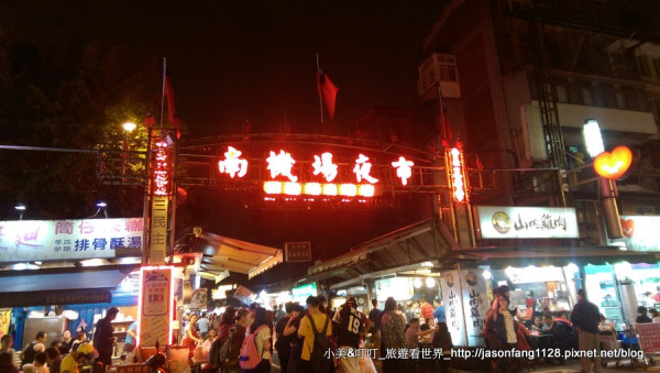 【南機場夜市】阿亮餃子館於南機場夜市，不輸隔壁來來水餃！