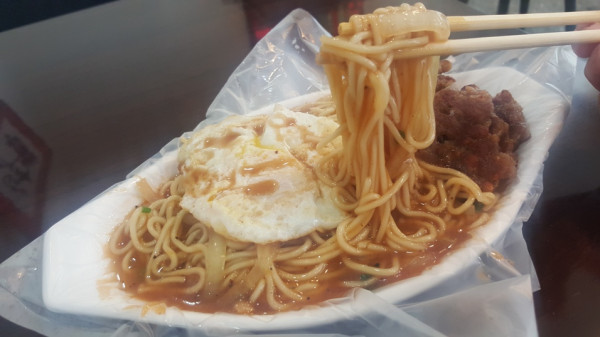 青菜呷呷。食尚小咪 ♥【板橋比好吃還好吃的早餐店-麥哥看漢堡早餐店/獨家炒製的黑胡椒鐵板麵超好吃/板橋文化路好吃早餐推薦】