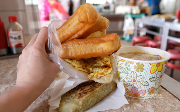 台中東區│天廚傳統早點-四十幾年在地老店，台中傳統早餐，燒餅油條 - 藍色起士的美食主義