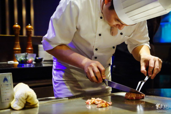 【中肯‧食記】捷運劍南路站‧九鼎鐵板燒｜18oz超厚切沙朗牛排‧雙人鐵板燒驚奇饗宴！