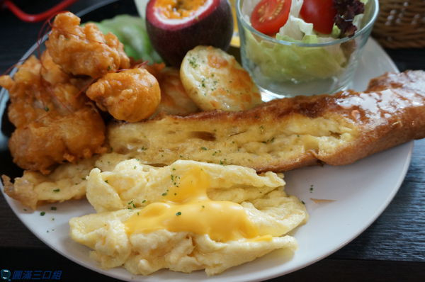 【食記】高雄三民_莎露烘焙餐廳@有著懷舊復古風情 也有平板時尚的流行風