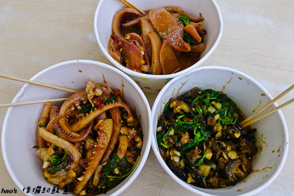 【台北松山】侏儸紀 - 醬汁魷魚、啤酒螺專賣店（饒河夜市）- 香辣夠味超涮嘴的燙魷魚，吃過就愛的熱門排隊名店(體驗)