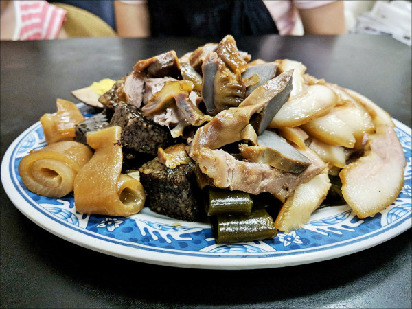 [台中] 曾氏幸福 台中平價好吃滷味推薦 只有中午才有賣魷魚羊肉羹飯歐
