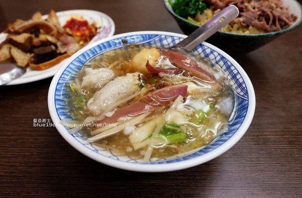 【台中西區】曾氏幸福-人氣排隊夯店.店家態度好.滷味入味好吃.羊肉飯和綜合羹份量好佛心.cp值高.銅板美食.宅配年菜服務.美術館商圈美食.忠信市場旁