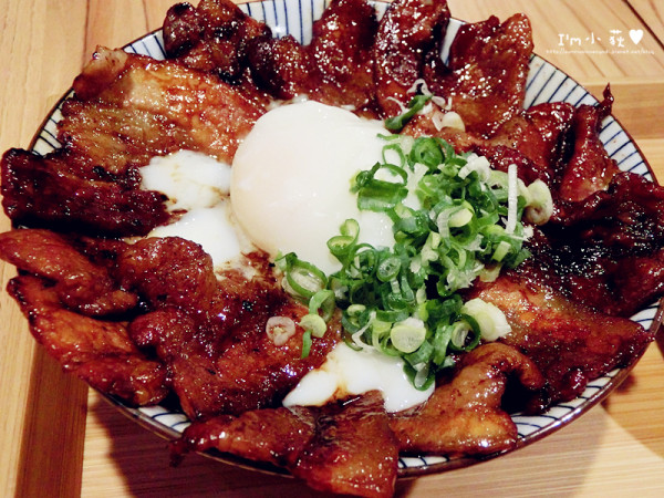 滿燒肉丼食堂(文心崇德店)。160元就有滿滿的豬五花肉片丼飯，附溫泉蛋及沙拉，店內味噌湯跟麥茶無限飲用!