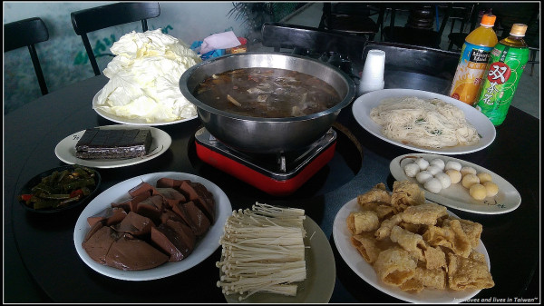 [台灣番鴨城] 臉盆吃薑母鴨配上滿滿一桌的熱炒, 爽快大口吃!