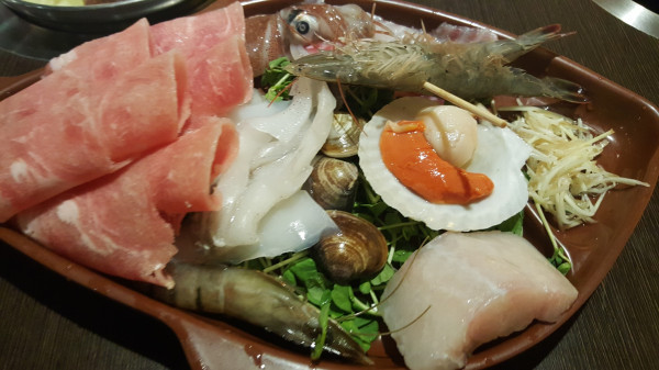 青菜呷呷。食尚小咪 ♥【台北松山區。松山駛日式涮涮鍋 推薦松山火車站附近美食好吃日式涮涮鍋海鮮很新鮮活跳跳的蝦子】