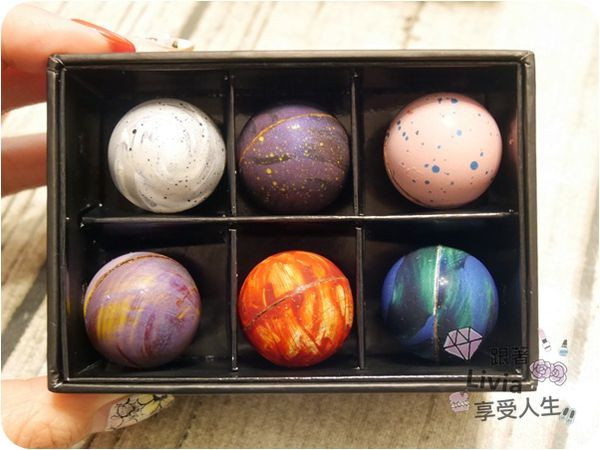 美食。點心│ 台北中山區 中山捷運站 Alexanders Patisserie 亞歷山大法式甜點 飛向宇宙浩瀚無敵 星球宇宙巧克力 (新光三越南西店) ❤跟著Livia享受人生❤