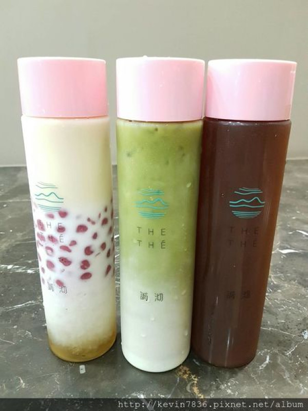 台南誠沏飲品的瓶身讓梅子愛不釋手，珍珠火龍果超火紅又很夯，店內每款茶飲都有自己獨特味道喲…茉香翠綠擄獲我們的味蕾哦…