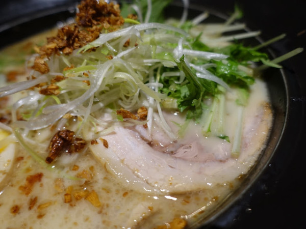 [食記] 樂麵屋。行家必選叉燒焦蔥豚骨拉麵。南港店(中國信託金融大樓)