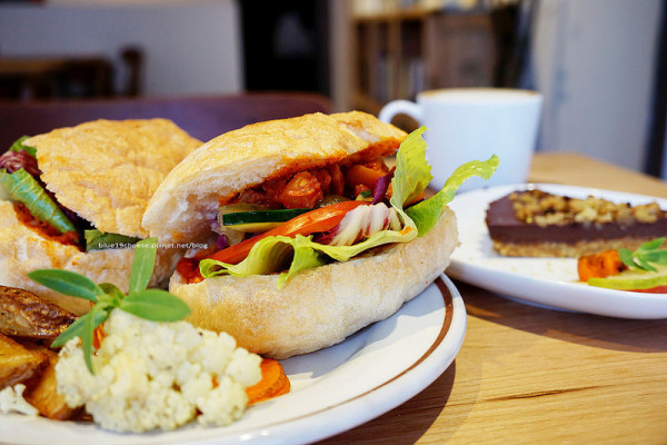 【台中西區】鬍丘Algernon Food Meet-農場 · 環境保護 · 健康食物店.使用蔥薑蒜的蔬食餐廳.可全素.老屋咖啡甜點.寵物友善.公平貿易咖啡.地坊餐廳斜對面.巷子口是三嘴滷餐廳和小兒科