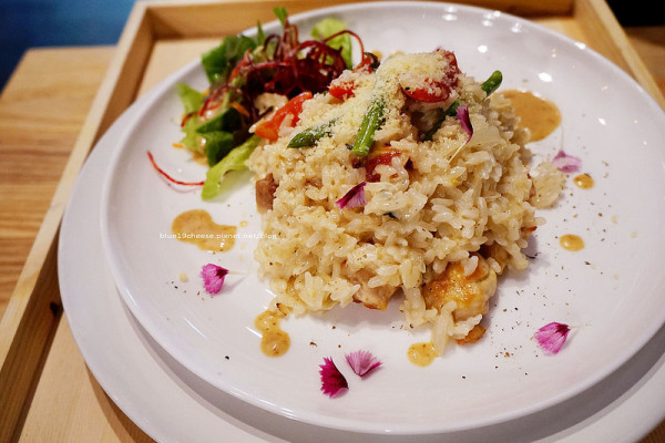 【台中北區】四方花創廚房Square-兩位花藝老師開的咖啡甜點餐廳.二樓是花藝教室.綠意空間充滿美感還有可愛店貓