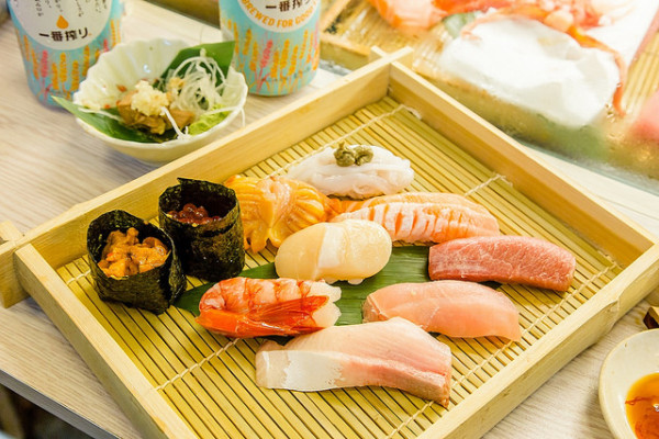 【台北捷運美食】【東門站美食】東門市場只有兩個位子的立吞壽司「魚バカ壽司」
