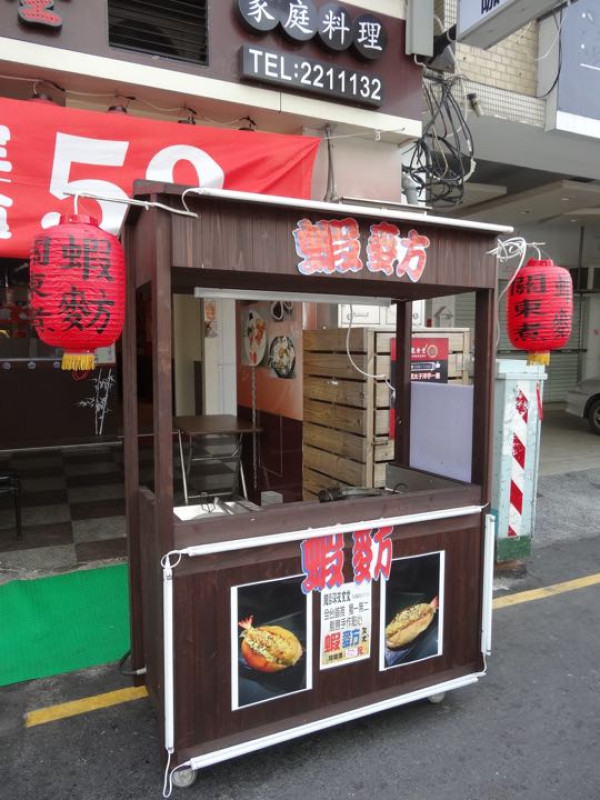 【台南美食】【中西區】奇龍食堂民生店｜炸蝦夾入麵包中，酥脆好滋味。