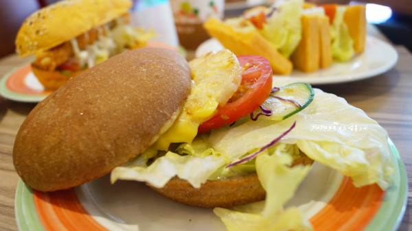 台中｜西屯 蕃茄村早餐店 吃過紫米飯糰 紫米壽司，當紫米變成 寶寶= 紫米堡 登場!素可食漢堡　