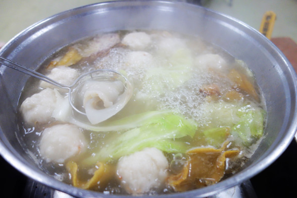 火熱天依舊是滿滿的排隊人潮 海魚翅火鍋 高雄茄萣美食 興達港周邊必吃美食 