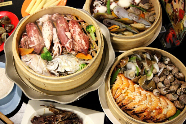 【台南中西區-美食】芯芯要去【路上海-蒸籠海鮮火鍋】~爆紅人氣夯店獨創一鍋三吃!!!干鍋。蒸物。火鍋