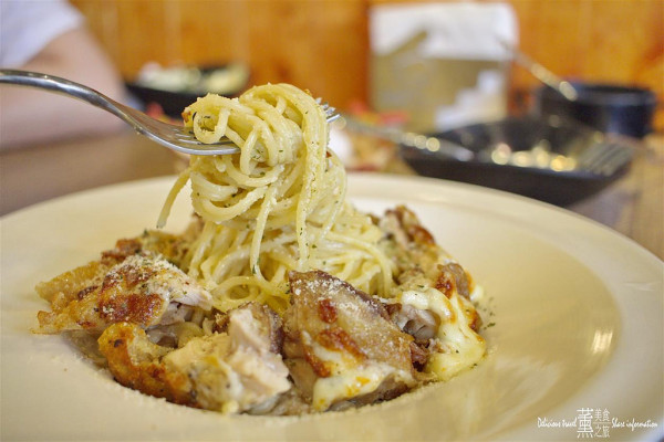 「台中西屯區」生活Pasta複合式餐飲-主食份量多，還有自助沙拉吧水果吃到飽，中科商圈美食
