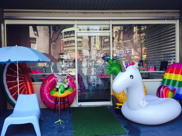 捷運江子翠站✿Rainbow Holiday cafe& bar✿游泳圈主題餐廳 ! 夏天還沒去海邊?先來這過過癮!!