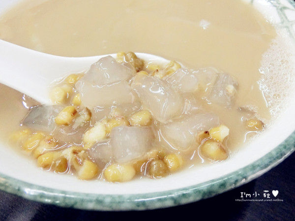 真饌軒綠豆湯(北平店)。古早味綠豆湯加上台南特有Q嫩粉角，清涼解暑又解渴啊!