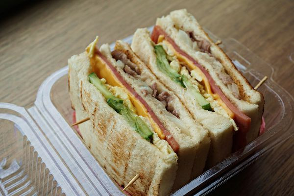 【ㄍㄧㄥ夯碳烤吐司】豐富夾料早餐