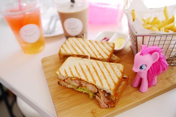 【新北】板橋 RainbowHoliday Caffè&Bar 少女心大爆發的超夢幻粉紅咖啡廳‧繽紛彩虹下午茶！