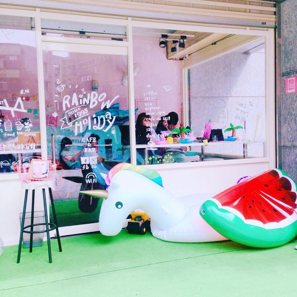 台北食記 ｜捷運江子翠站；【 RainbowHoliday Caffè&Bar】全台灣第一家唯一一家游泳圈咖啡廳♡♡繽紛彩虹泡泡新地標 ！