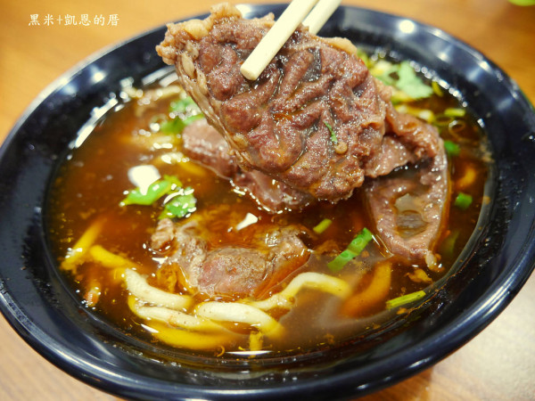 藍玲四川牛肉麵，每天40用斤的黃牛大骨熬出牛肉湯的靈魂，通化夜市旁的眷村味[捷運信義安和站]＠黑米+凱恩的厝