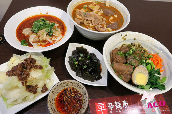 ♥台北♥ 新店麻辣麵【辛麵廚】，牛肉麵.炒飯.水餃通通有，口水雞和紅油抄手必點！