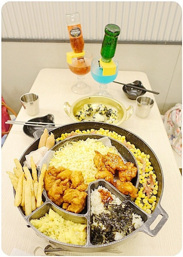 【北區】一中街『奔跑吧！年糕鍋 台灣1號店』起司炸雞、海苔飯、爐邊烤蛋..全部都在同一鍋,讓你不用都單點！ 近益民商圈、中友百貨、三民路、五權路