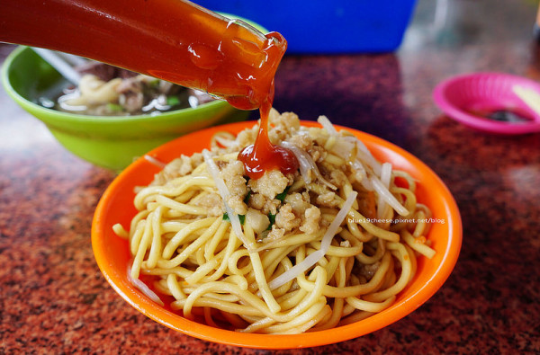 【台中豐原】樂天宮炒麵豬血湯-豐原在地小吃老店.炒麵和綜合湯.每家都有特色和口味.桌上蒜泥醬和源美辣椒醬加一下.豐原人的早餐.南福祠的廣場