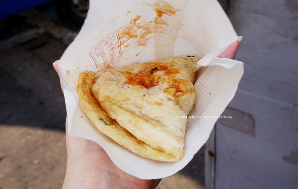 【台中大里】成功路無名蔥油餅刈包-加辣記得先說.蔥油餅加一袋紅茶二十元.掛包加一袋紅茶二十五元.下課下班後點心.來來溫水游泳池和朝陽診所旁.近85度C和全聯福利中心