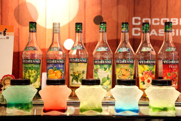 【台南中西區-美食】芯芯要去【Cocobear烘焙坊】~色彩繽紛進口果露汽泡調飲。冰淇淋泡芙。焦糖烤布丁