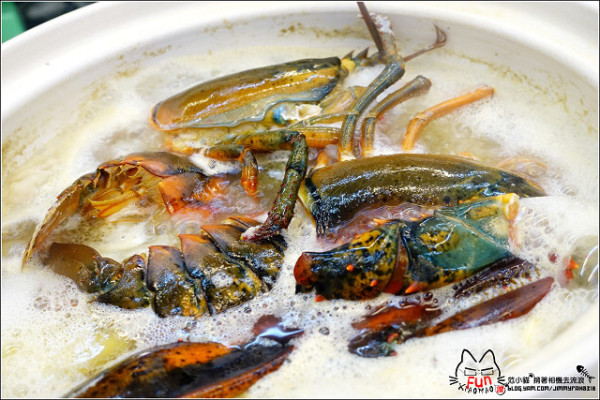 【新竹】第一夯海鮮燒物94狂，新竹活體海鮮燒烤，樸實的裝潢內藏真材實料，鰹魚高湯放入整隻波士頓龍蝦的火鍋，竟然千元有找，烤鮮蚵也只要百元，這麼好康還不快來