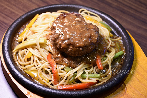 桃園巷弄美食 - Discovery Cafe探索咖啡，平價好吃的漢堡排鐵板麵！早午餐/義大利麵燉飯種類超多～附菜單
